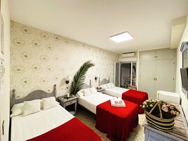 舒适三人房, 3 张单人床, 无烟房 | 高档床上用品、遮光窗帘、免费 WiFi、床单