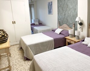 Premium bedding, blackout curtains, cots/infant beds, free WiFi - Hostal Azahara (Nerja)
