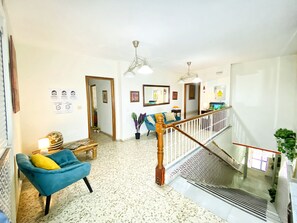 Una televisión de pantalla plana