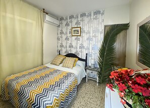 Classic Double Room, 1 Double Bed | Blackout curtains, free WiFi, bed sheets - Hostal Azahara (Nerja)
