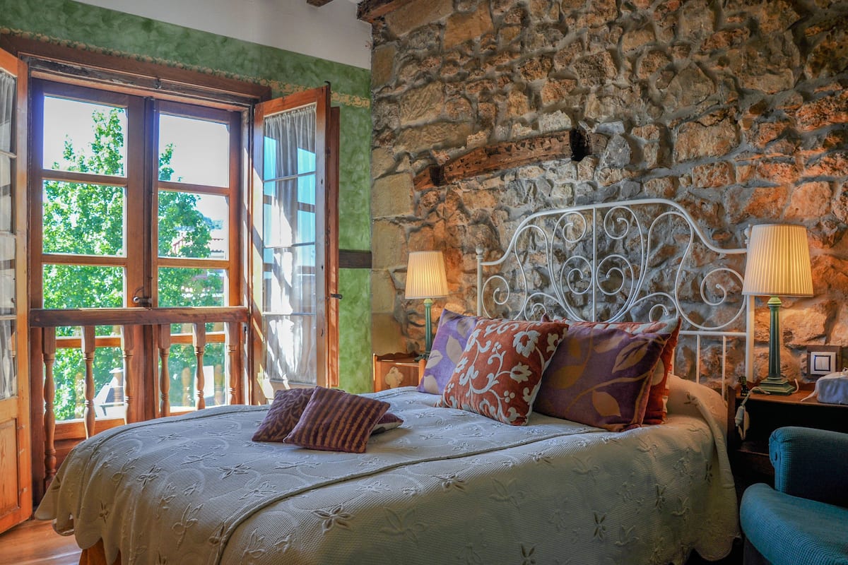 standard double or twin room | down duvets, individually decorated, individually furnished, desk