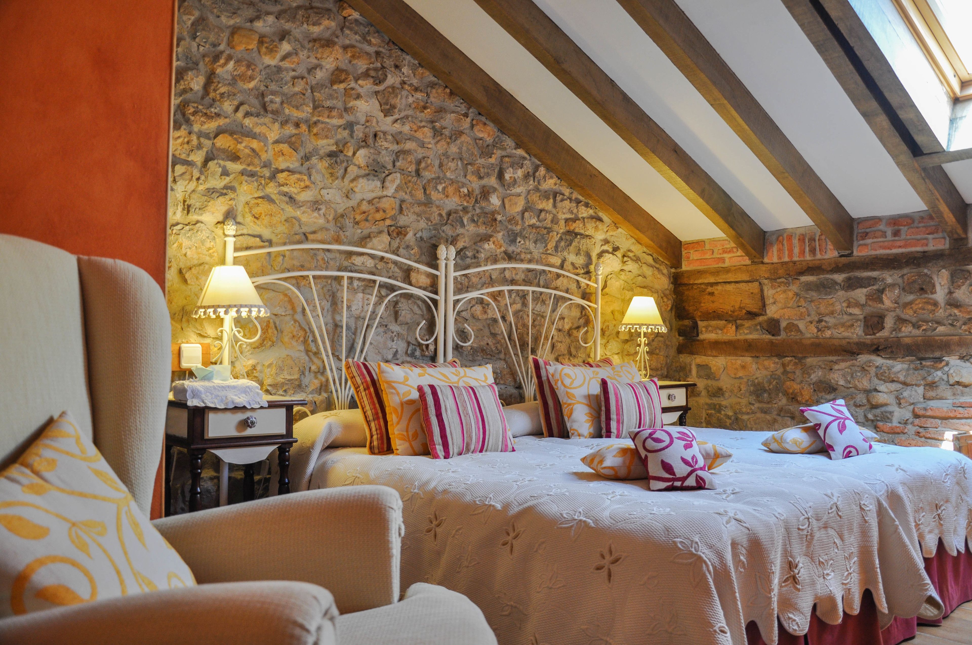 standard double or twin room | down duvets, individually decorated, individually furnished, desk