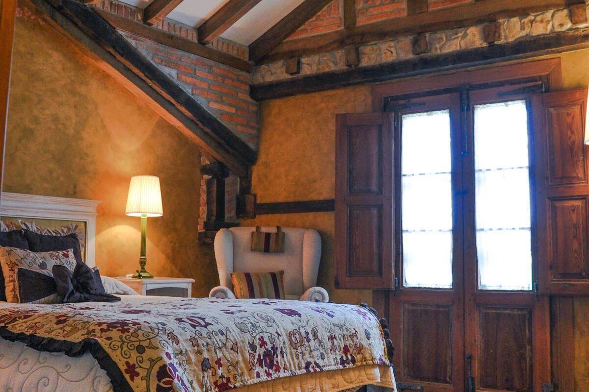 standard double or twin room | down duvets, individually decorated, individually furnished, desk