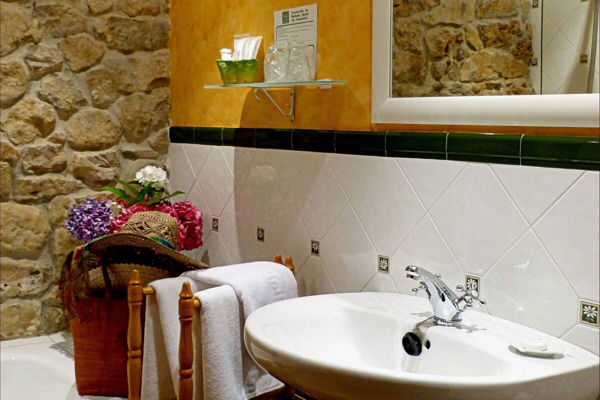 standard double or twin room | bathroom | combined shower/bathtub, free toiletries, hair dryer, towels