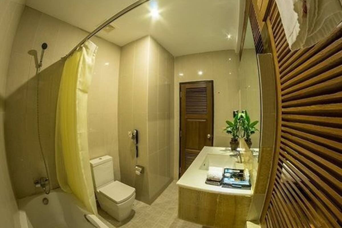 superior room | bathroom | combined shower/bathtub, deep-soaking bathtub, free toiletries