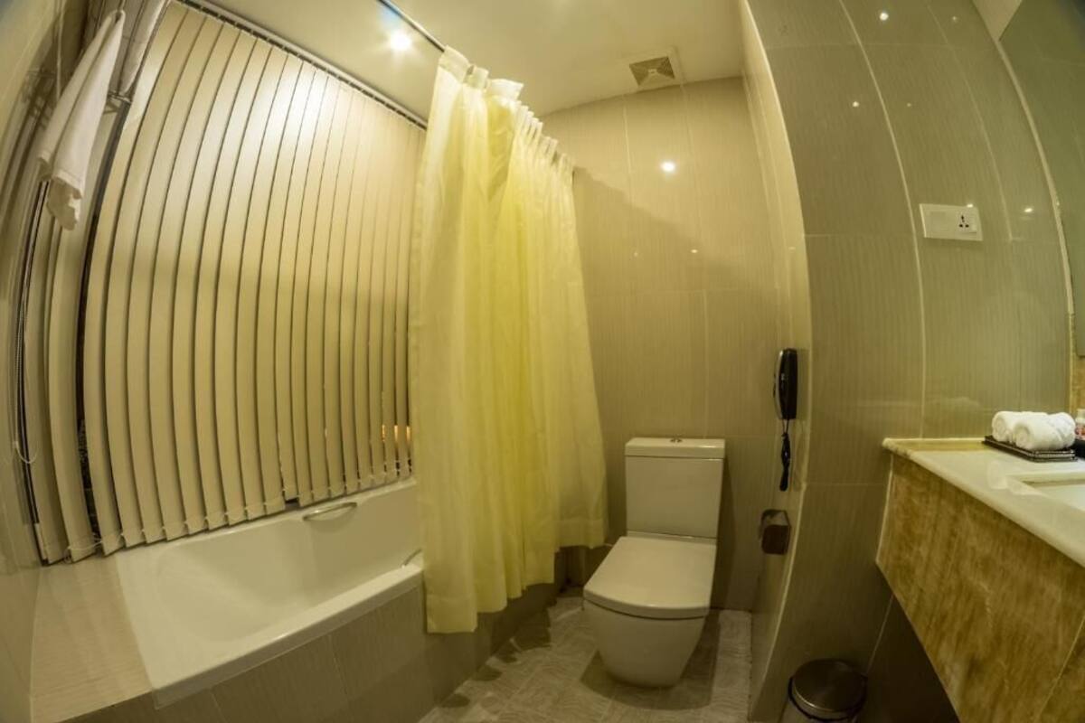 combined shower/bathtub, deep-soaking bathtub, free toiletries