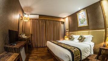 Superior Room | Minibar, in-room safe, desk, blackout drapes