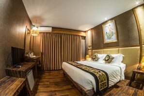 Minibar, coffres-forts dans les chambres, bureau, rideaux occultants