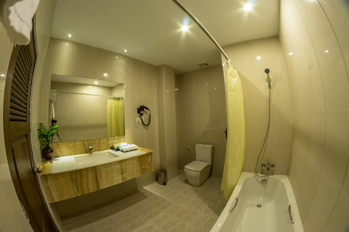 deluxe room | bathroom | combined shower/bathtub, deep-soaking bathtub, free toiletries