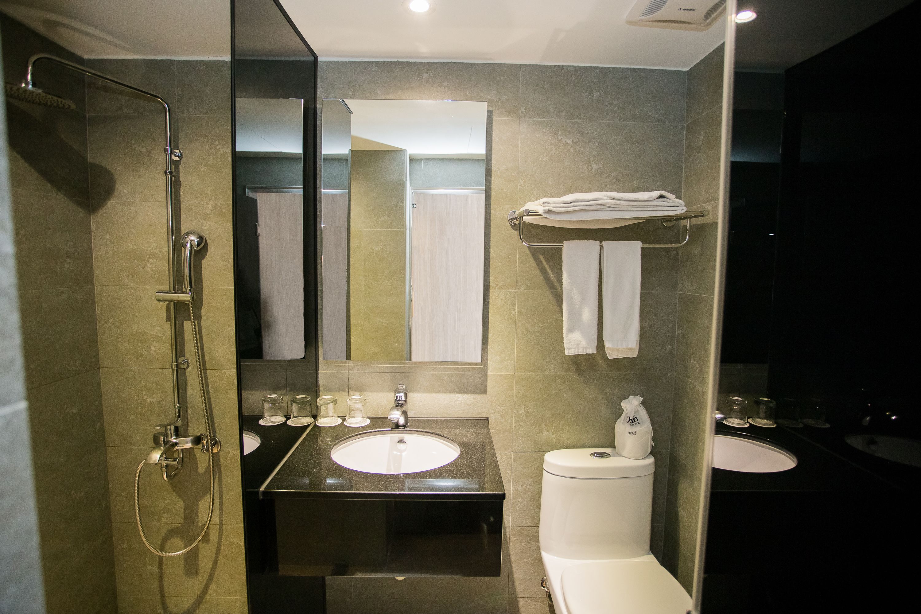 standard double room | bathroom | free toiletries, hair dryer, slippers, towels