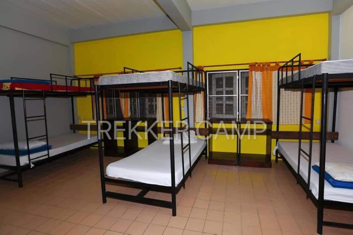 Dormitory Fan | Caja de seguridad en la habitación, wifi gratis y ropa de cama