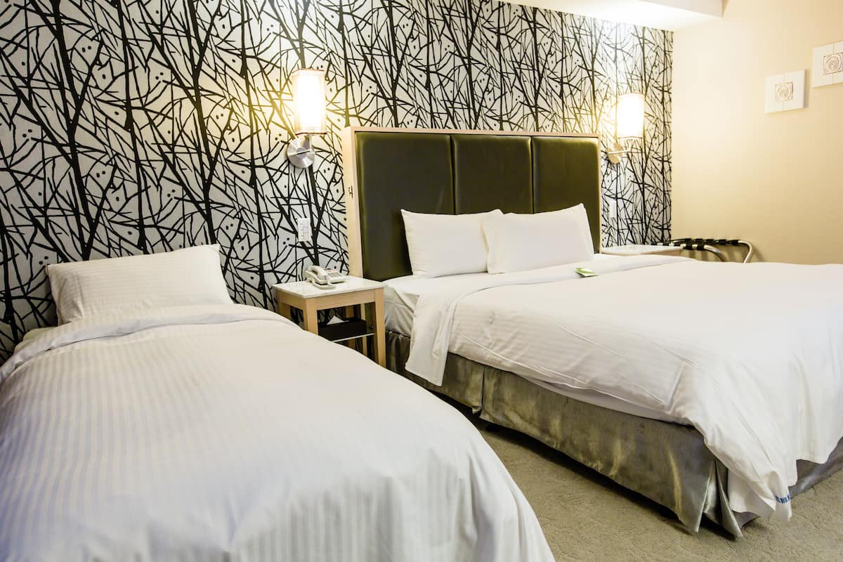 Premium driepersoonskamer, 1 slaapkamer | Een kluis op de kamer, een bureau, verduisterende gordijnen, gratis wifi