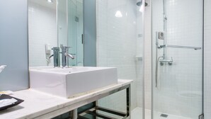 Superior Twin kamer | Badkamer | Een douche, gratis toiletartikelen, een haardroger, pantoffels