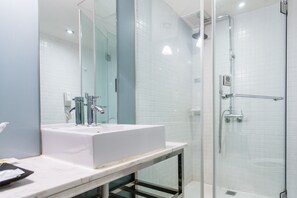 Superior Twin Room | Bathroom | Shower, free toiletries, hair dryer, slippers - Sunrise Business Hotel Taipei Station (Taipei)