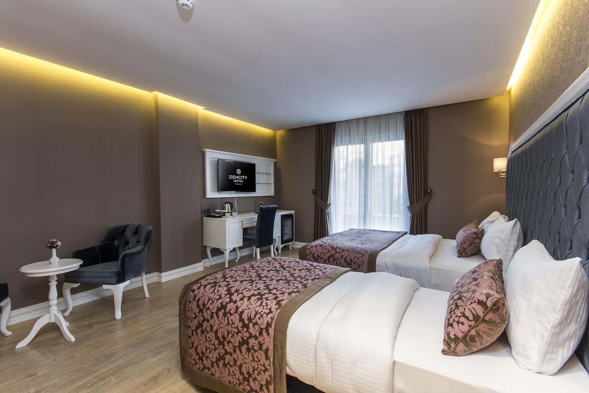 Tripla familiare, balcone | Minibar, cassaforte in camera, una scrivania, insonorizzazione