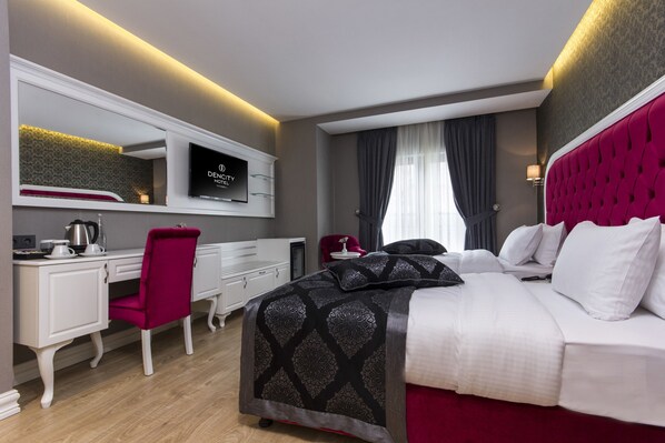 Une chambre d’hôtel moderne équipée d’un lit, d’un bureau, d’une chaise, d’une télévision et d’une fenêtre avec des rideaux.