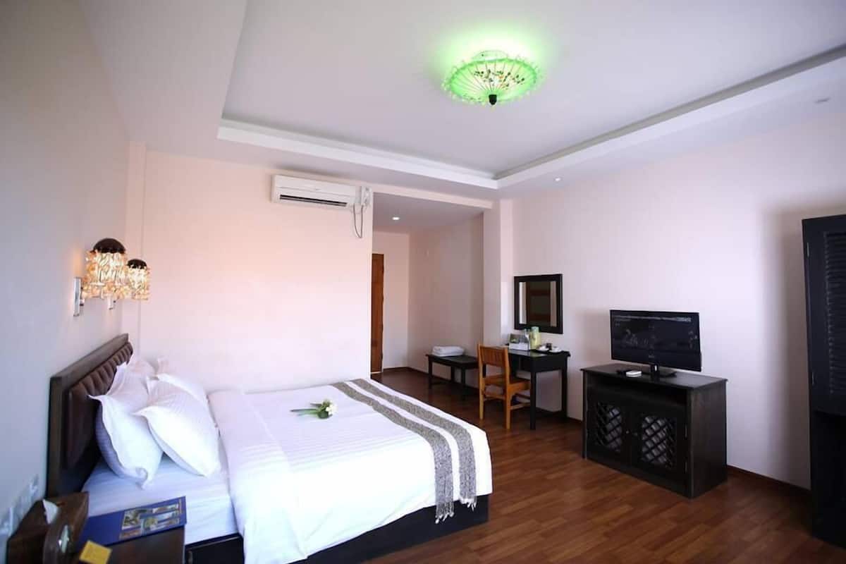 Habitación Deluxe | Minibar, caja fuerte, escritorio y cortinas opacas