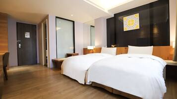 Standard Twin Room | Bathroom | Shower, rainfall showerhead, hair dryer, slippers