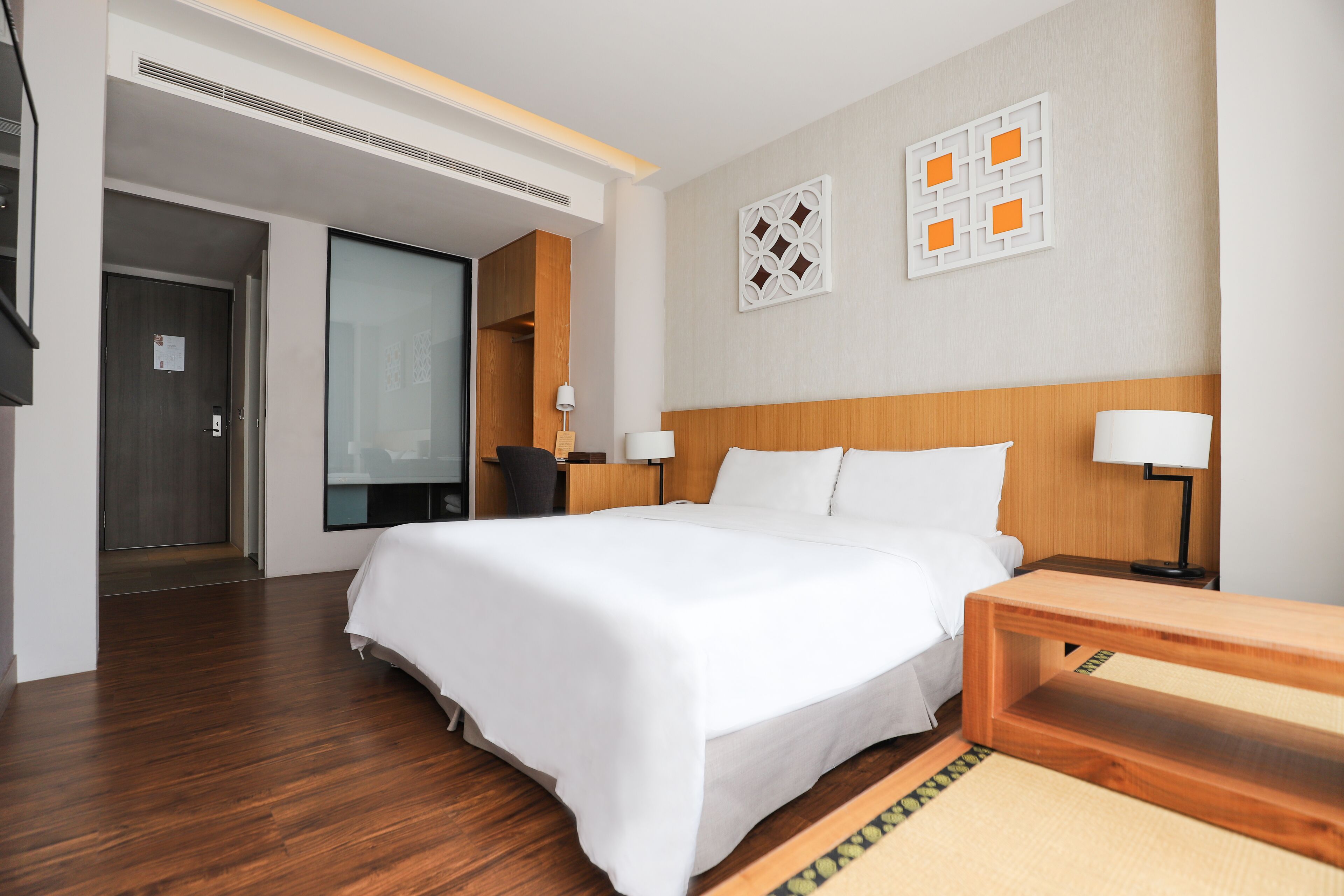 Deluxe tweepersoonskamer | Een bureau, een laptopwerkplek, verduisterende gordijnen