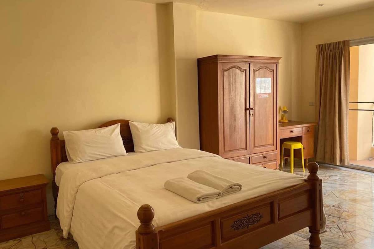 Standaard tweepersoonskamer, 1 tweepersoonsbed, gedeeltelijk uitzicht op zee | Een kluis op de kamer, een bureau, een laptopwerkplek, gratis wifi