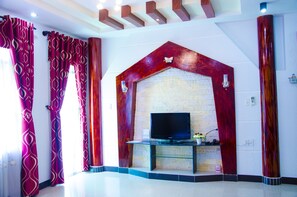 그랜드룸 | 거실 | 케이블 채널 시청이 가능한 32인치 평면 TV, TV