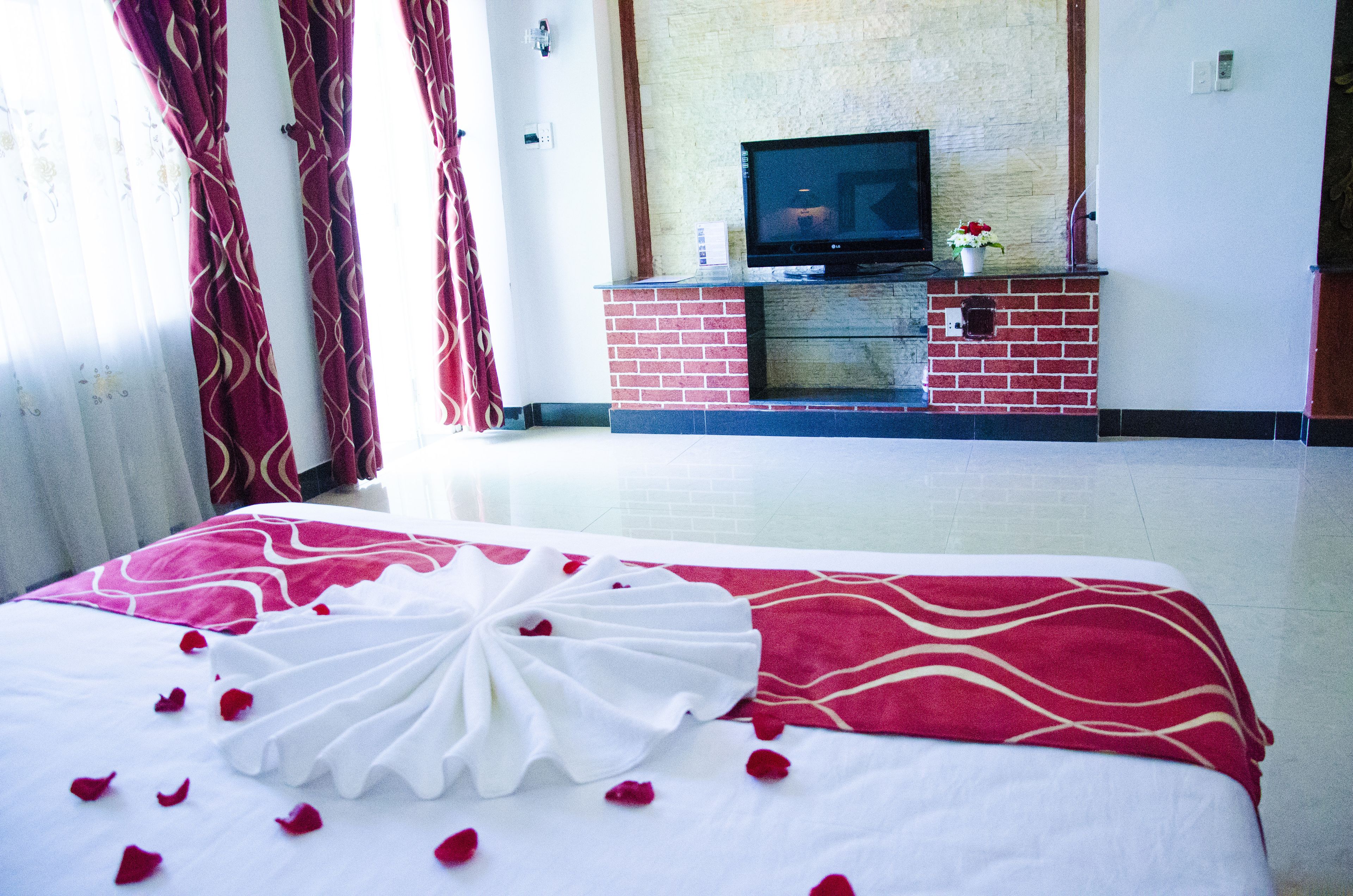 Grand Room | Living room | 32-inch flat-screen TV with cable channels, TV