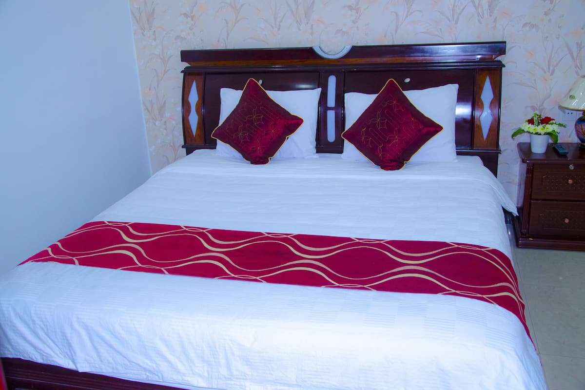 스탠다드룸 | 거실 | 케이블 채널 시청이 가능한 32인치 평면 TV, TV