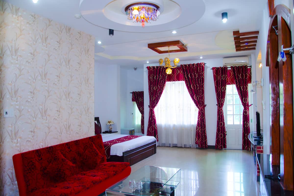 Grand Room | Minibar, desk, free WiFi