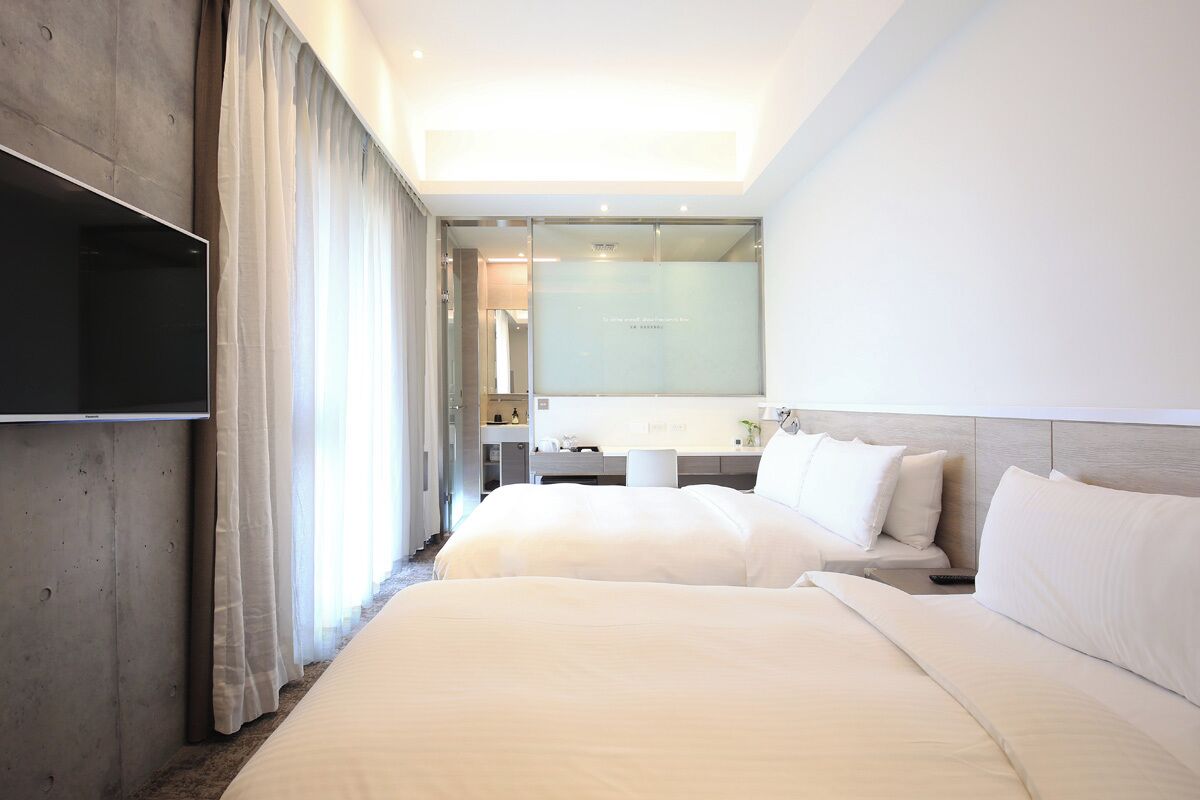 Quarto triplo (One Double & One Single Bed) | Edredons de pluma, cofres nos quartos, escrivaninha, cortinas blackout