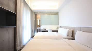 Quarto triplo (One Double & One Single Bed) | Edredons de pluma, cofres nos quartos, escrivaninha, cortinas blackout