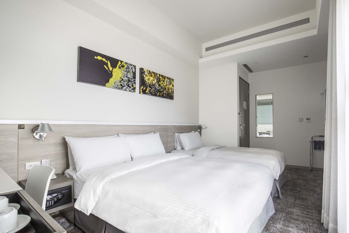 Dreibettzimmer (One Double & One Single Bed)