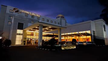 Fachada de la propiedad por la tarde o noche