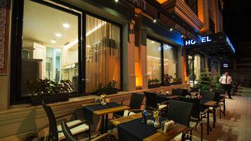 Breakfast, lunch, dinner served; international cuisine