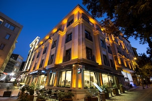 Un hotel de estilo arquitectónico clásico, con amplias ventanas y balcones.