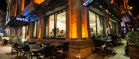 Café da manhã, almoço e jantar; culinária internacional