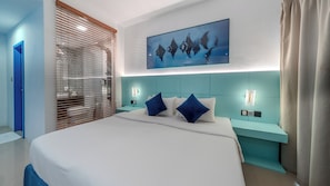Una moderna camera d'hotel con un letto grande, una testiera con illuminazione integrata, un quadro sopra il letto e vista sulla città attraverso le persiane.