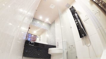 Deluxe kamer, 1 twee- of 2 eenpersoonsbedden, 1 kingsize bed, koelkast, aan het strand | Badkamer | Een douche, een regendouche, gratis toiletartikelen, een haardroger
