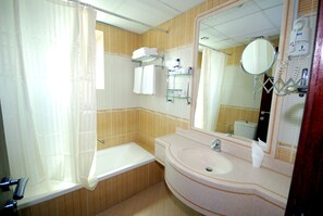 Bathtub, free toiletries
