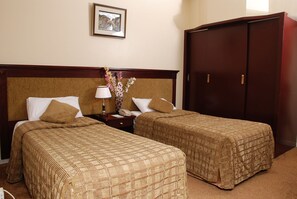 Peralatan tempat tidur premium, meja, seterika/papan seterika 