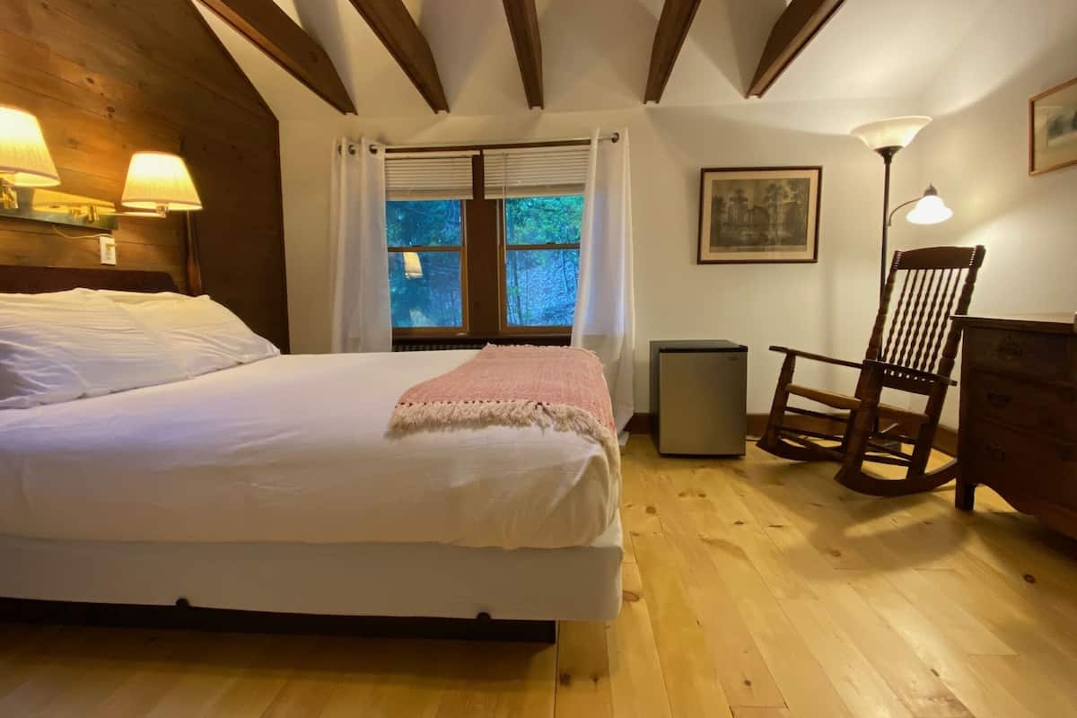 Deluxe Room, Multiple Beds | 1 bedroom, hypo-allergenic bedding, down comforters