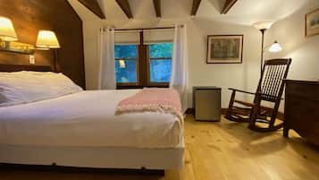 Deluxe Room, Multiple Beds | 1 bedroom, hypo-allergenic bedding, down comforters