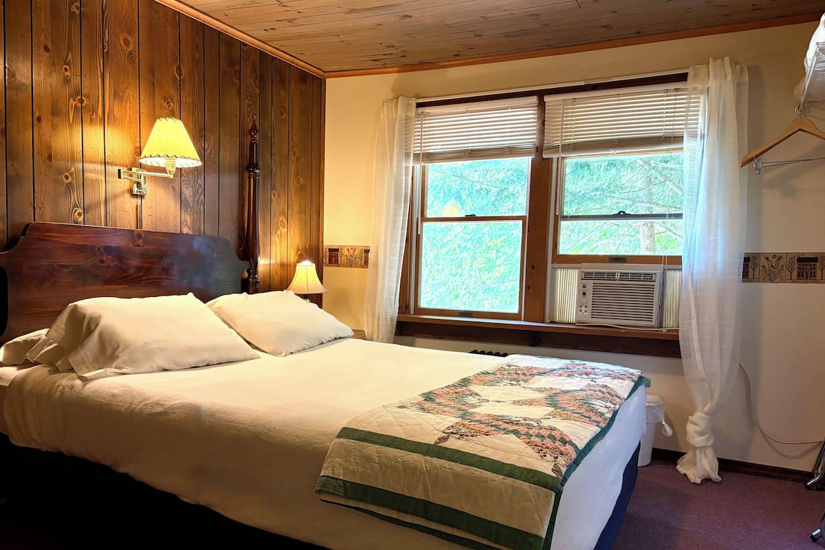 Standard Room (Shared Bathroom no pets) | 1 bedroom, hypo-allergenic bedding, down comforters