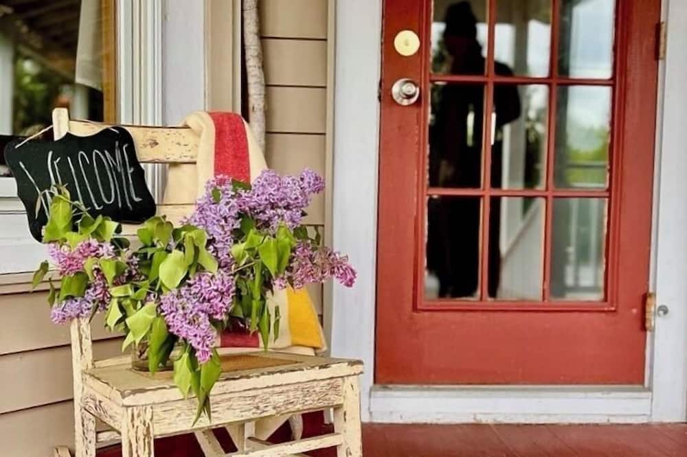 Whiteface Farm Adirondack Bed and Breakfast - Jay, NY