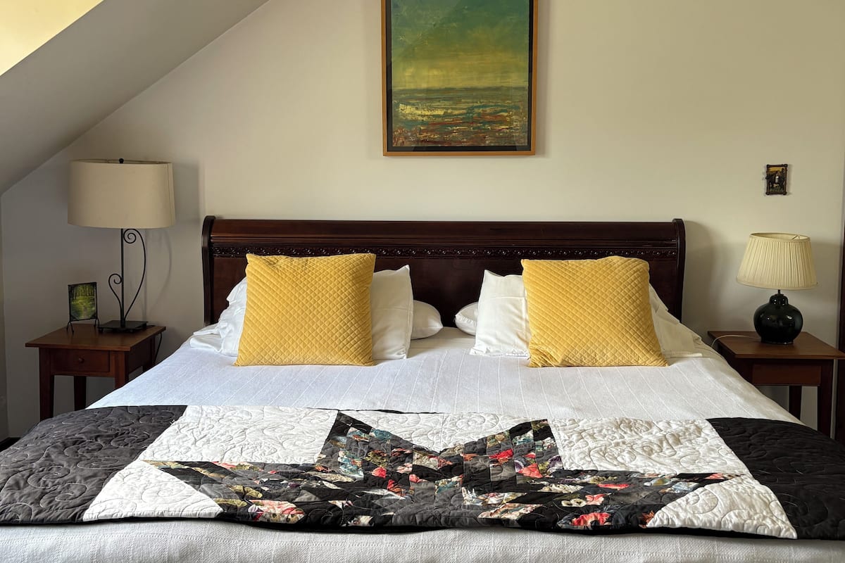 Deluxe Room, Private Bathroom, Mountain View | 1 bedroom, hypo-allergenic bedding, down comforters
