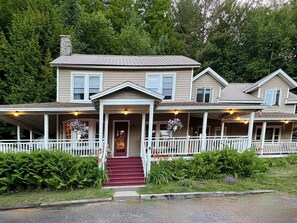 Vista frontal de la propiedad