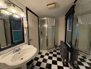 Deluxe-Zimmer, Mehrere Betten | Badezimmer | Designer-Toilettenartikel, Handtücher, Seife