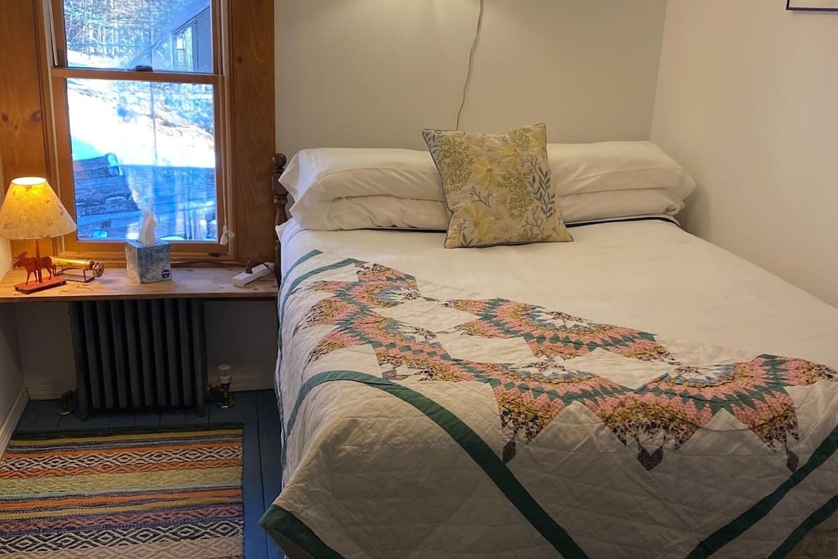Standard Room (Shared Bathroom no pets) | 1 bedroom, hypo-allergenic bedding, down comforters
