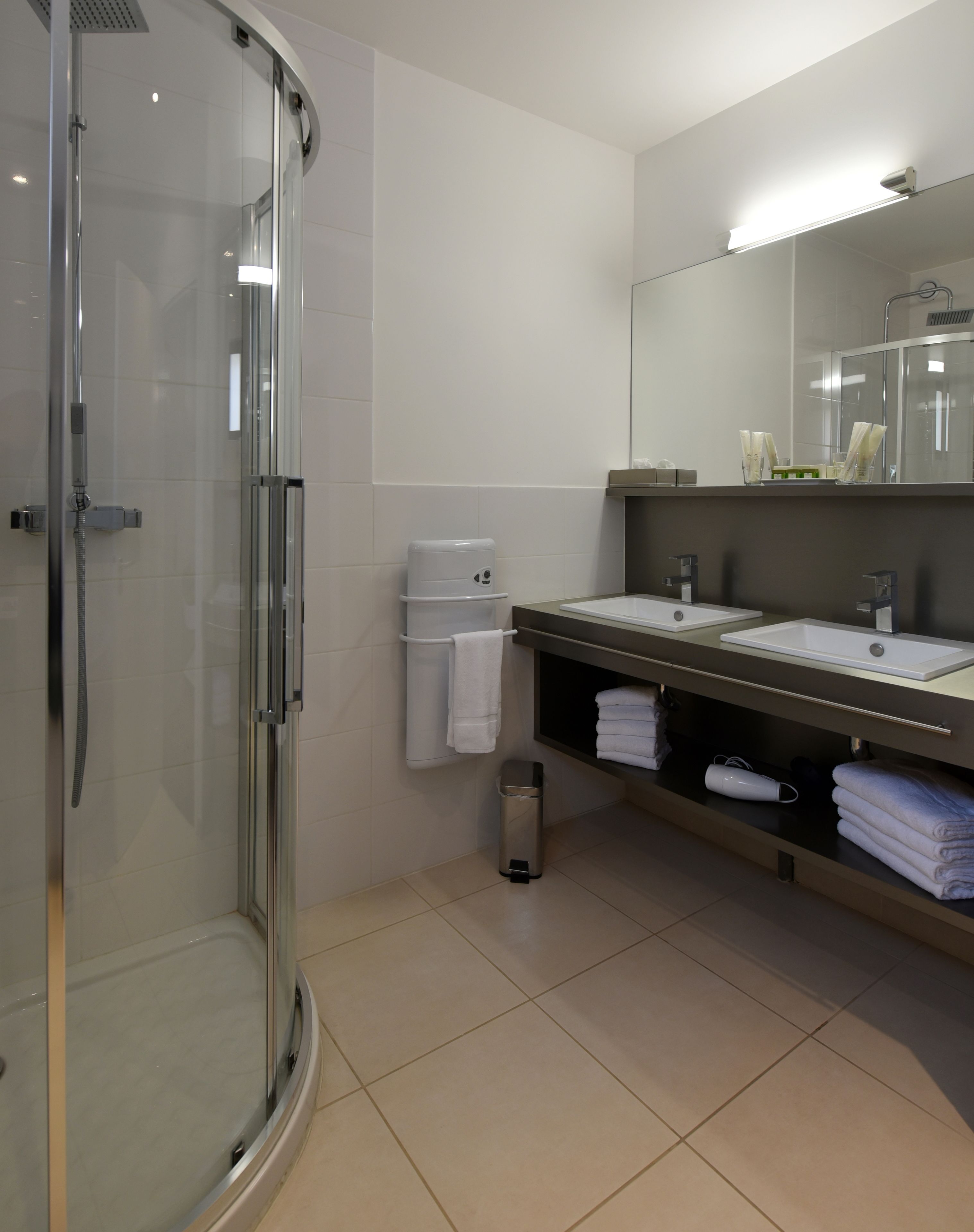 deluxe suite | bathroom | free toiletries, hair dryer, towels