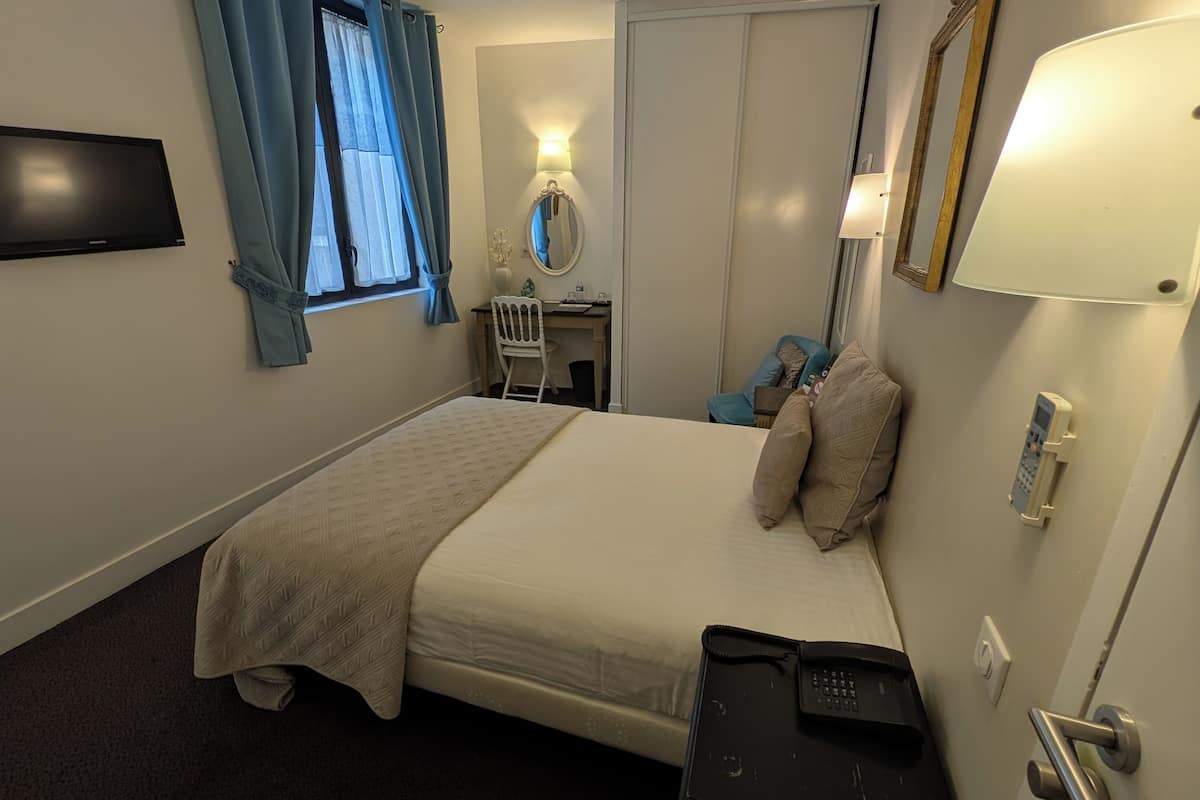 Chambre Double Ăconomique | Literie de qualitĂ© supĂ©rieure, coffres-forts dans les chambres, bureau