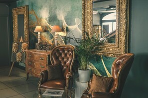 Coin salon dans le hall